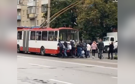 На ХТЗ пассажиры толкали троллейбус (видео)