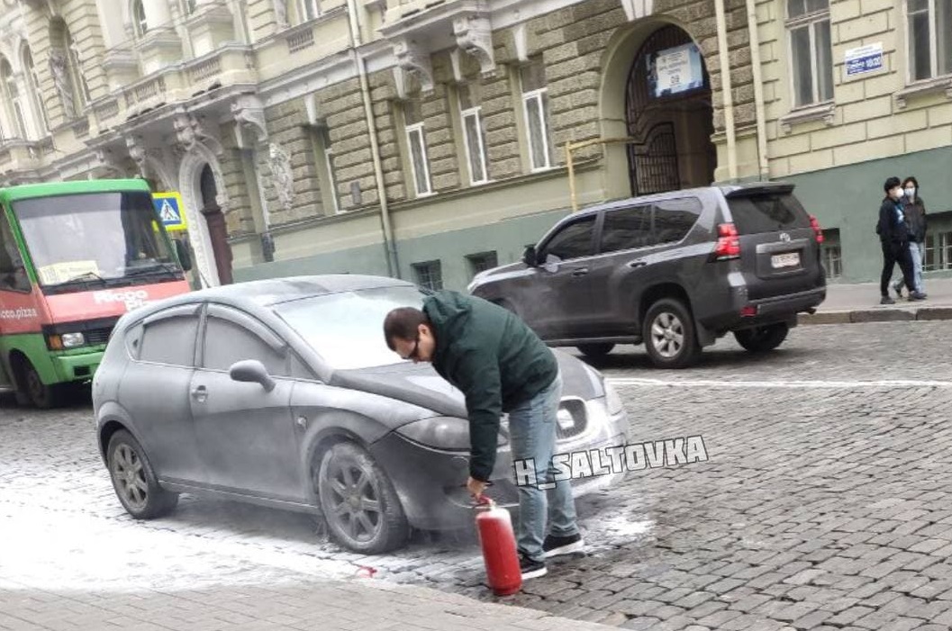 На Сумской прямо на ходу загорелась машина (фото)