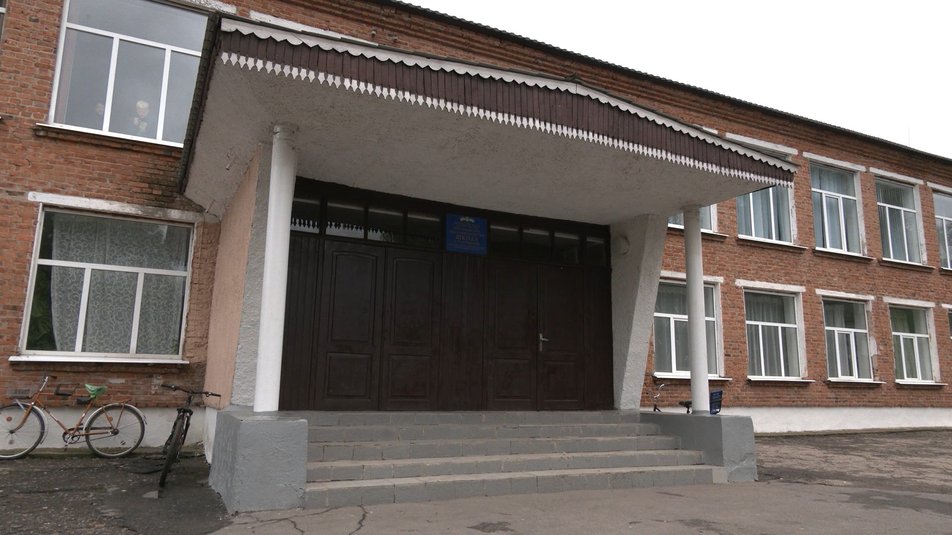 Не вакцинировался никто. Школа в Харьковской области переходит на дистанционку, но технических средств нет