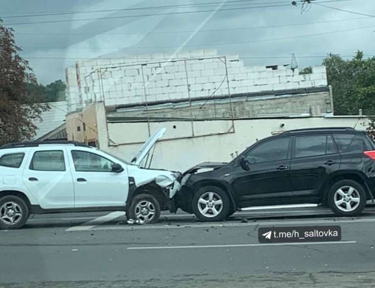 На Журавлевском спуске – авария лоб в лоб, собирается пробка