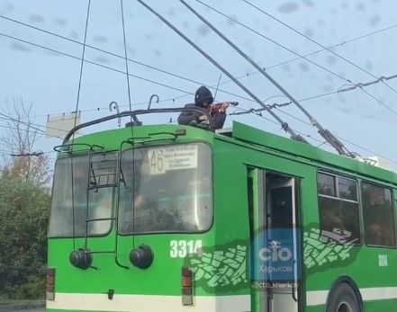 В Харькове парень залез на крышу троллейбуса и начал играть на скрипке (видео)