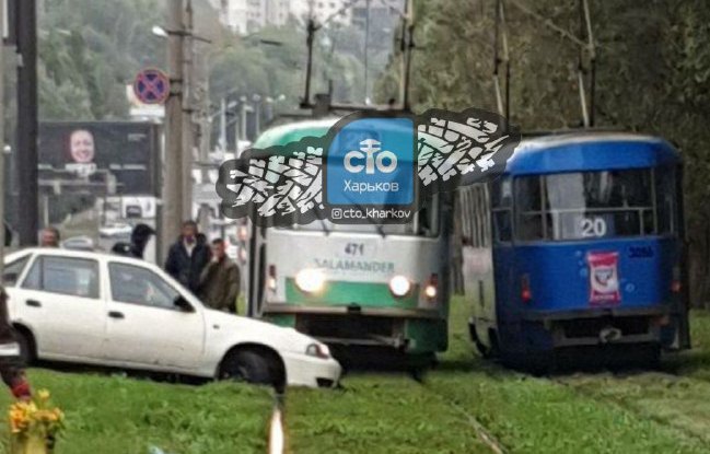 На Клочковской автомобиль вылетел с дороги на трамвайные рельсы