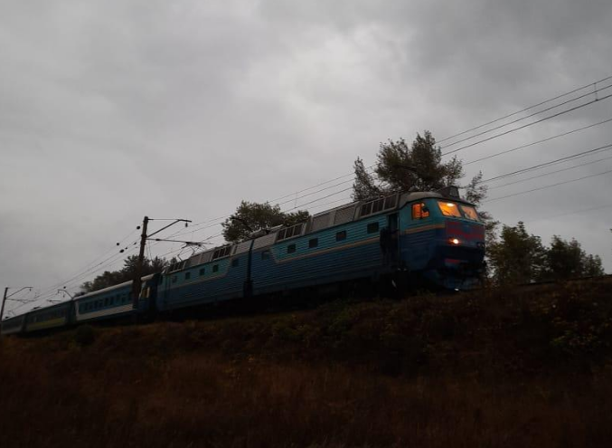 Пыталась перебежать: под Харьковом скоростной поезд сбил пожилую женщину