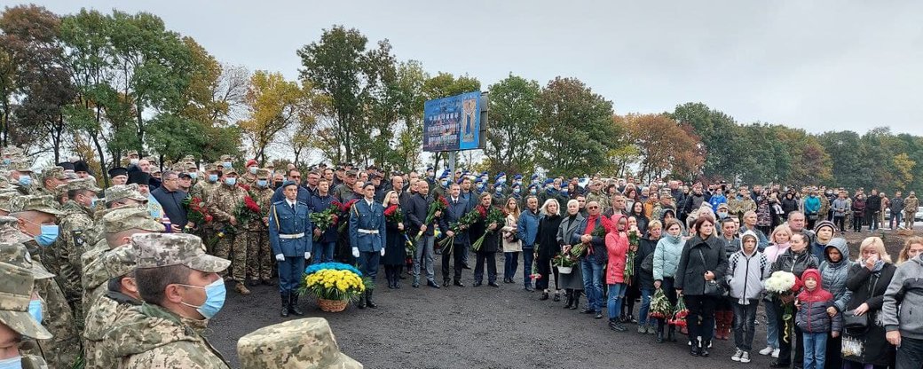 Сегодня - годовщина падения самолета в Чугуеве. Сотни человек несут цветы к месту трагедии (фото, видео)