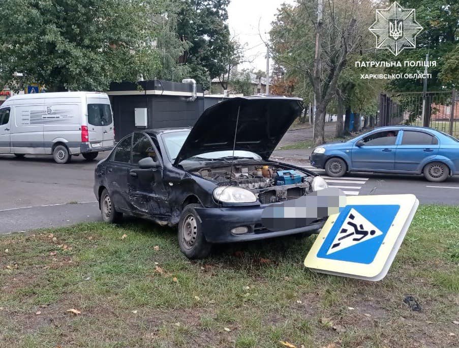 В Харькове машина снесла дорожный знак (фото)
