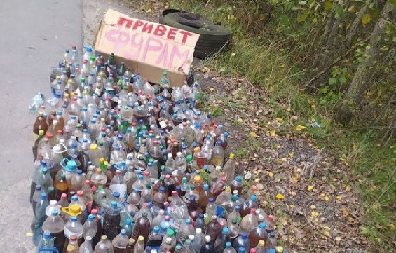Привет от дальнобойщиков: в лесу под Харьковом нашли свалку отходов в бутылках
