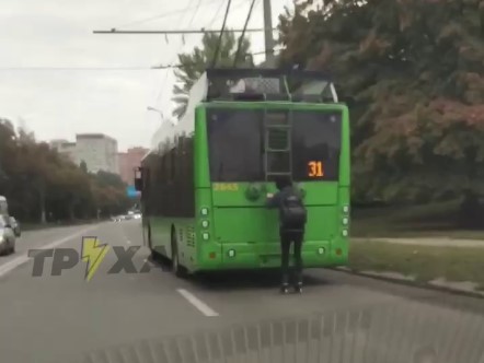 На Салтовке экстремал проехал на зацепе троллейбуса (видео)