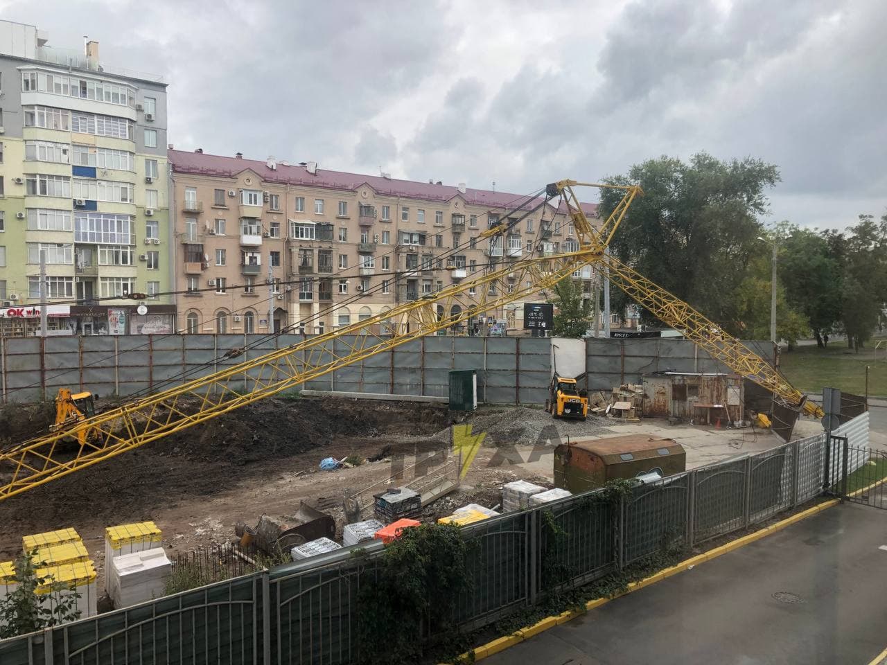 В центре Харькова рухнул строительный кран (фото)