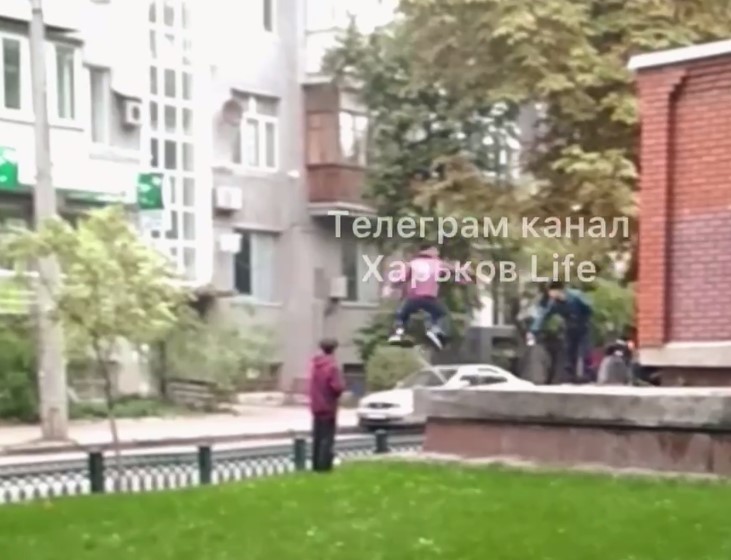 В Харькове дети на скейтах прыгают на проезжую часть (видео)