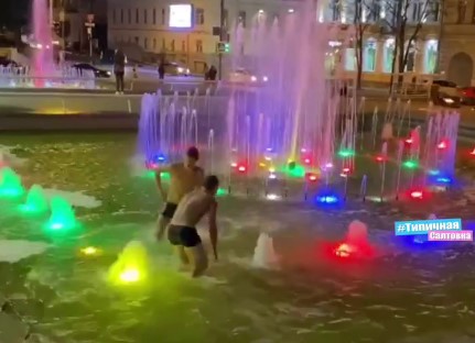 На улице +9. Подростки искупались в фонтанах возле оперного (видео)