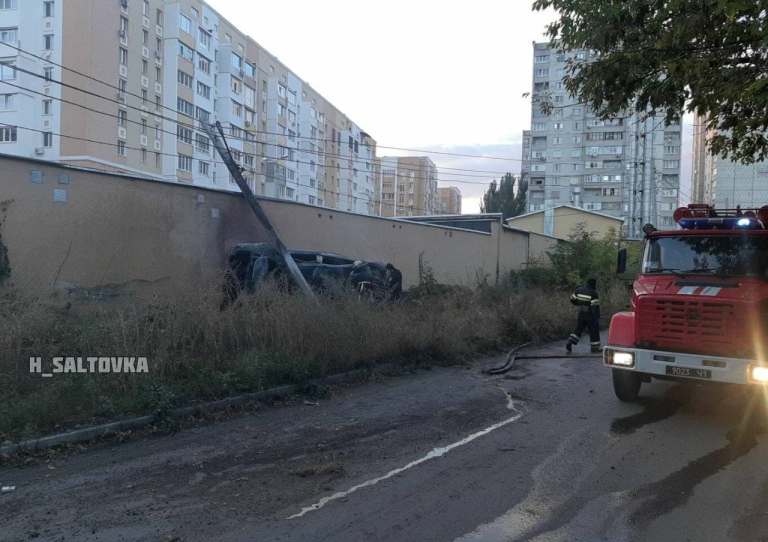 На Салтовке машина врезалась в столб и загорелась (видео)