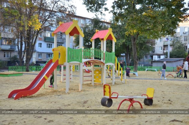 Поле для мини-футбола, тренажеры и клумба: на Новых домах открыли современную локацию для отдыха (фото)