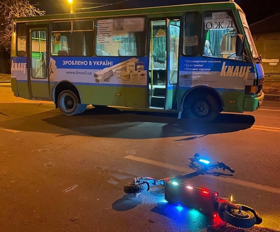 В Харькове автобус сбил электросамокат, пострадавший - в больнице в тяжелом состоянии