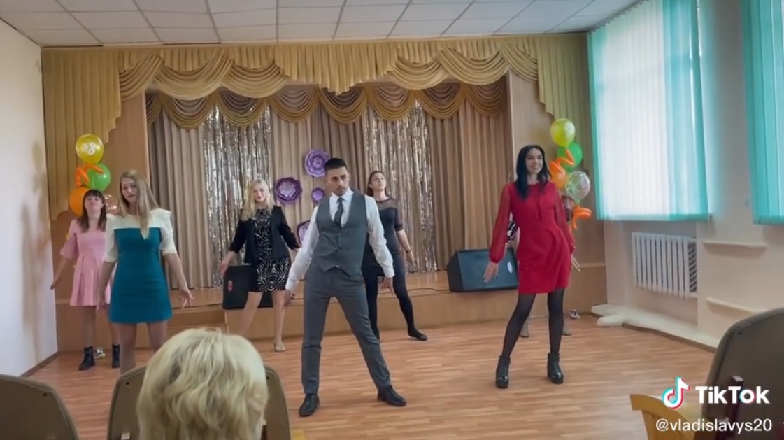 Танец учителей харьковской школы взорвал Сеть (видео)