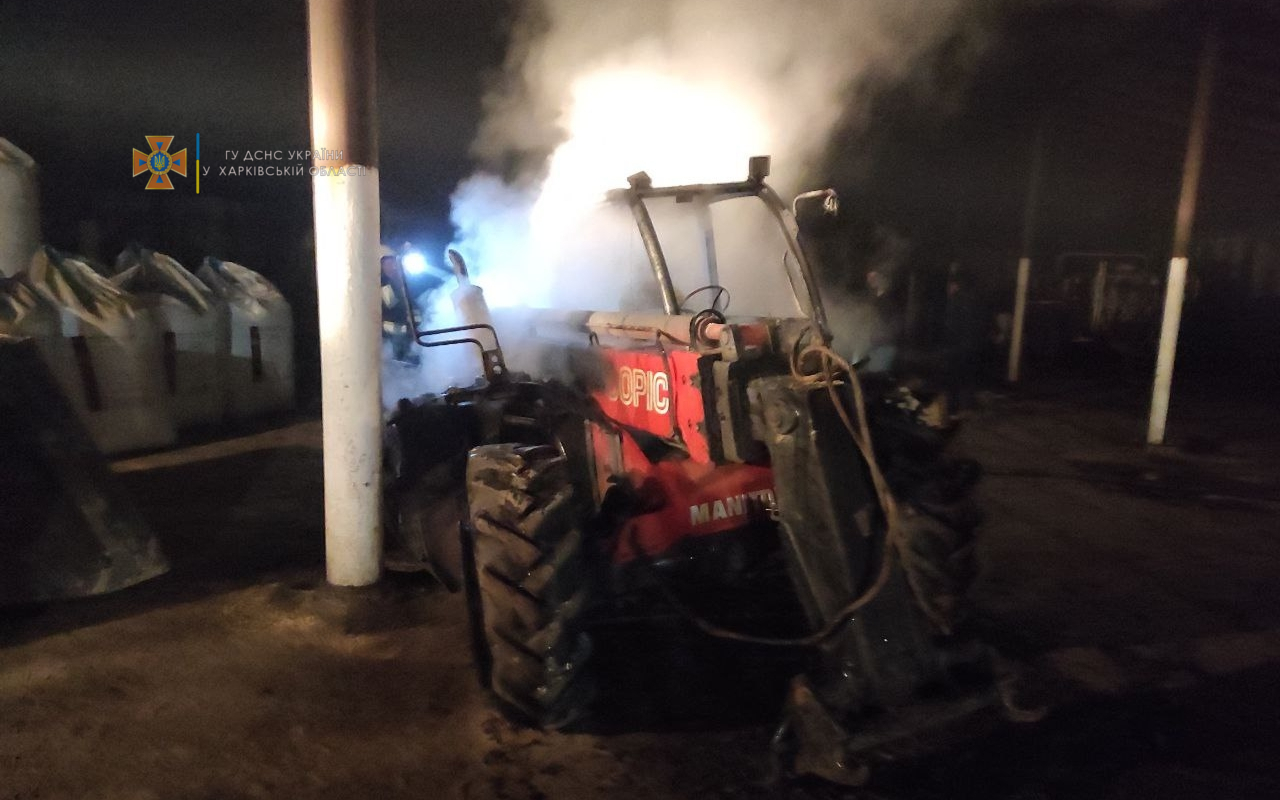 Под Харьковом сгорел трактор