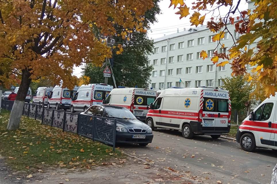 В Харькове больных COVID-19 начал принимать резервный госпиталь, возле него - очередь из скорых