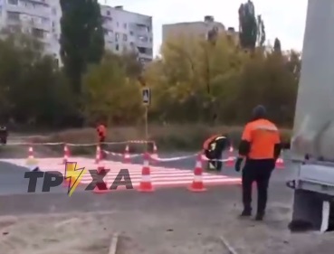 Переход, на котором фура сбила детей, красят в ярко-красный цвет (видео)