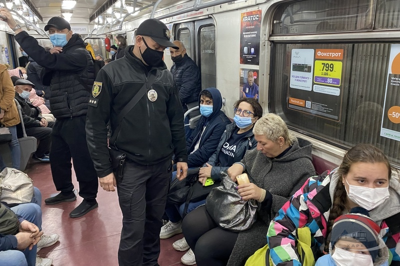 В метро ловят пассажиров без масок