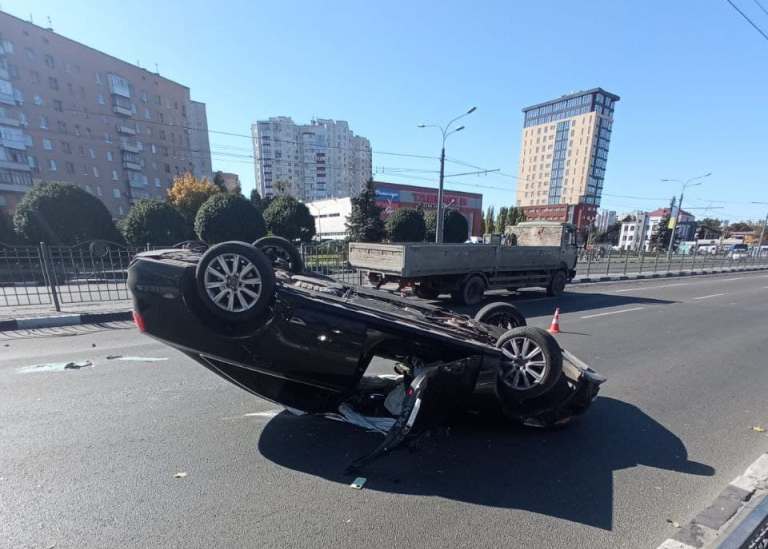 На Гагарина посреди дороги перевернулся автомобиль (видео)