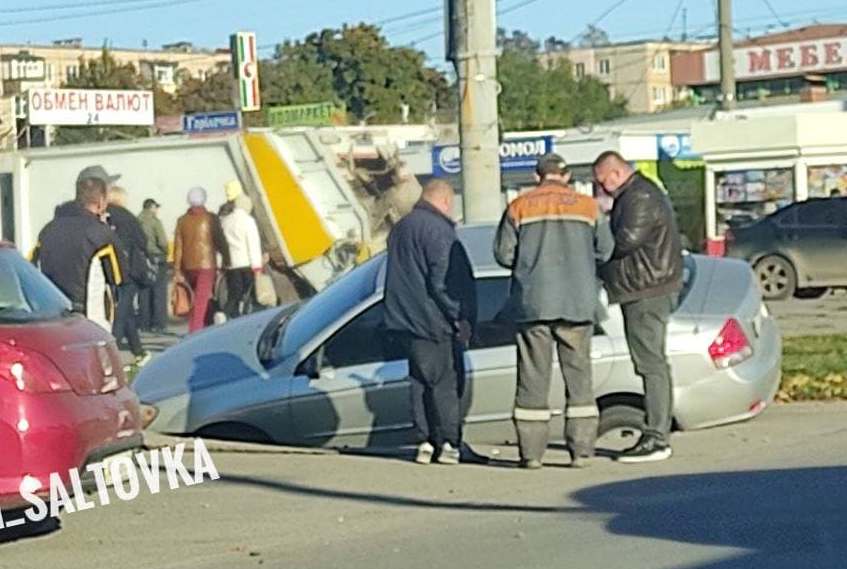 На Салтовке автомобиль провалился в асфальт