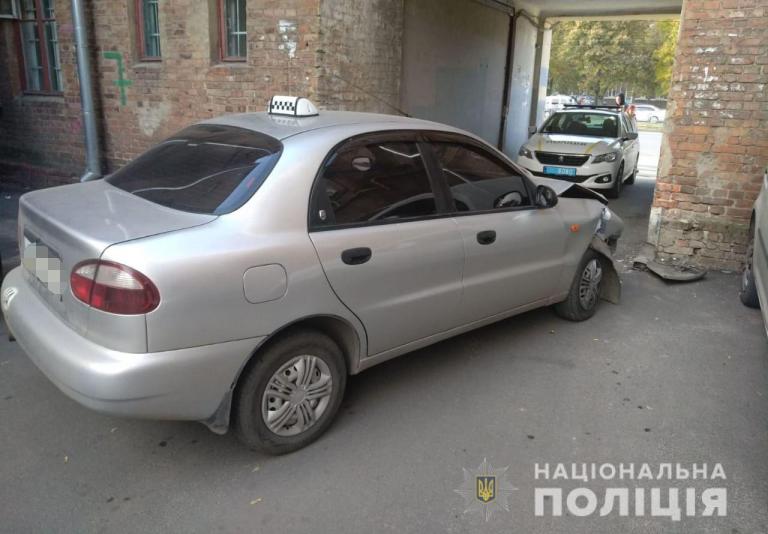 Вез пассажира и умер: в Харькове за рулем скончался таксист