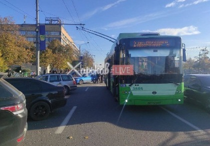 На проспекте Науки троллейбус попал в ДТП