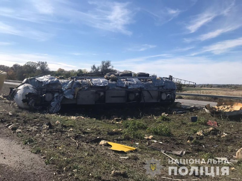 На трассе под Харьковом у фуры лопнуло колесо, и она перевернулась