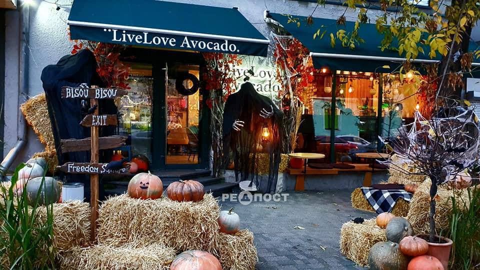 В центре Харькова полыхала хэллоуинская инсталляция возле известного ресторана