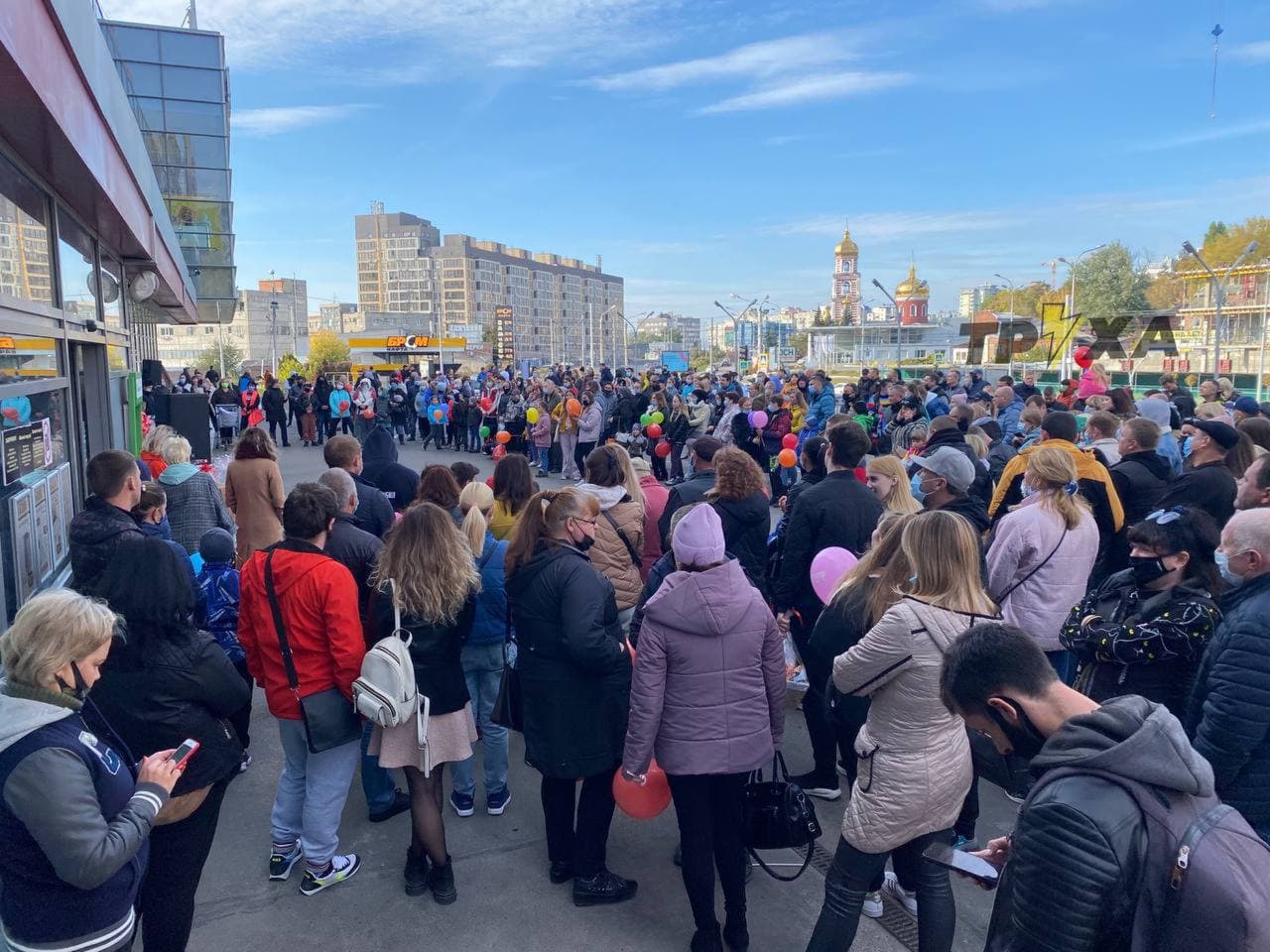 Несмотря на коронавирус: в Харькове на розыгрыш призов от супермаркета собрались толпы людей