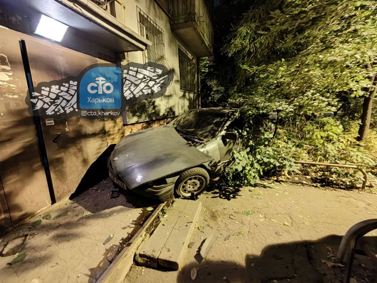 В Харькове BMW врезалась в стену жилого дома (фото, видео)