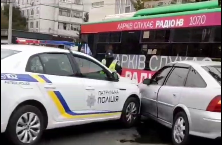 На Салтовке машина полиции врезалась в Opel (видео)