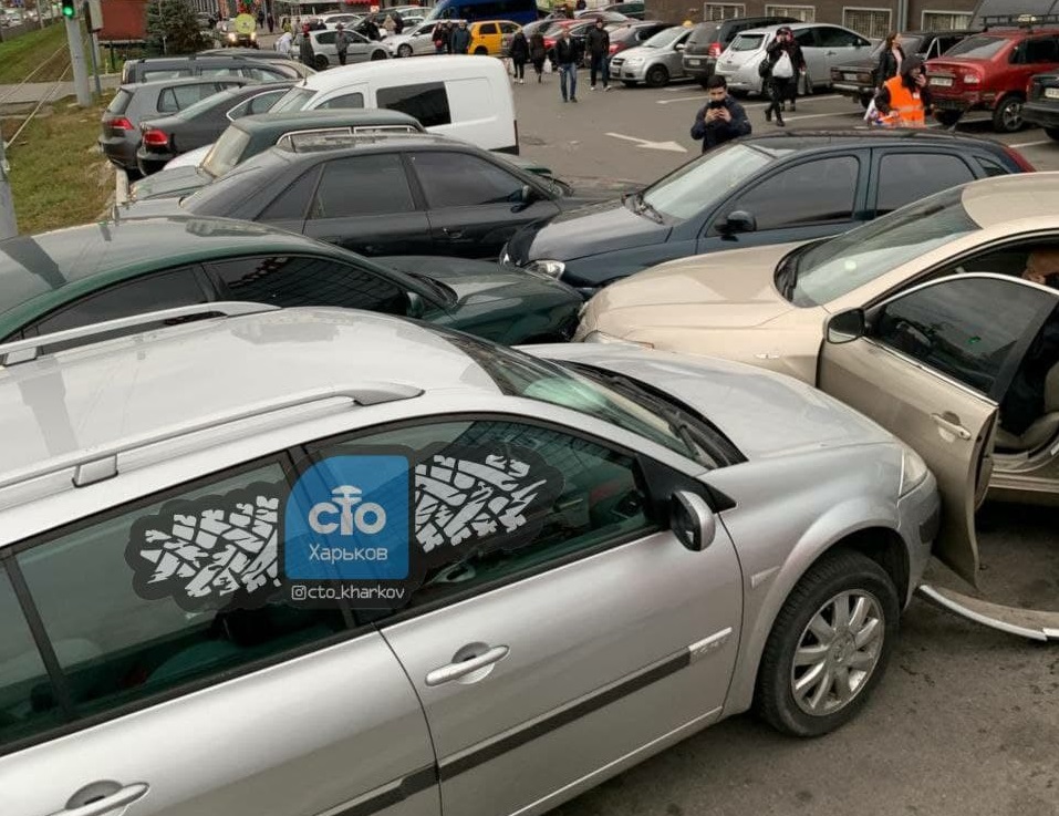 На парковке супермаркета в Харькове столкнулись семь машин (фото)