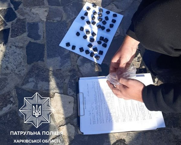 В Харькове наркодилер сам признался патрульным, где оставил "закладки"
