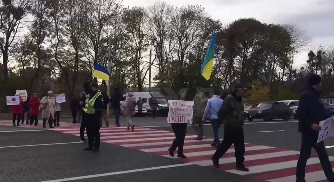 Протестующие перекрыли трассу на въезде в Харьков (видео)