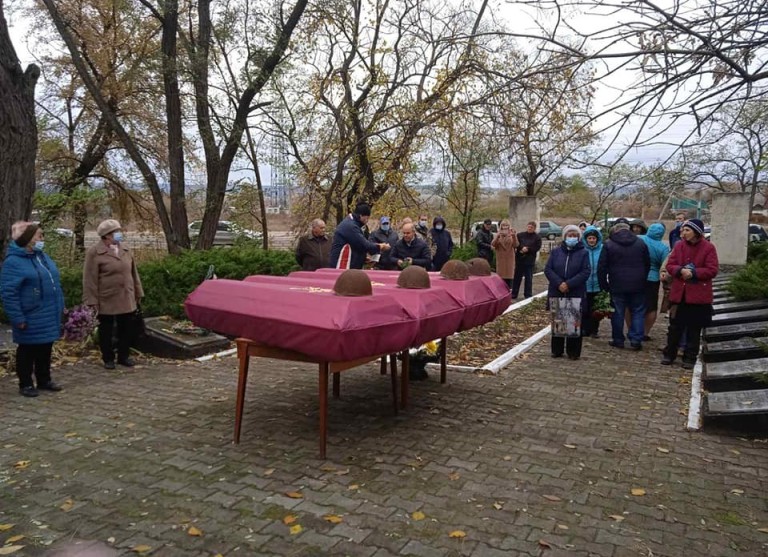 Под Харьковом похоронили несколько десятков солдат