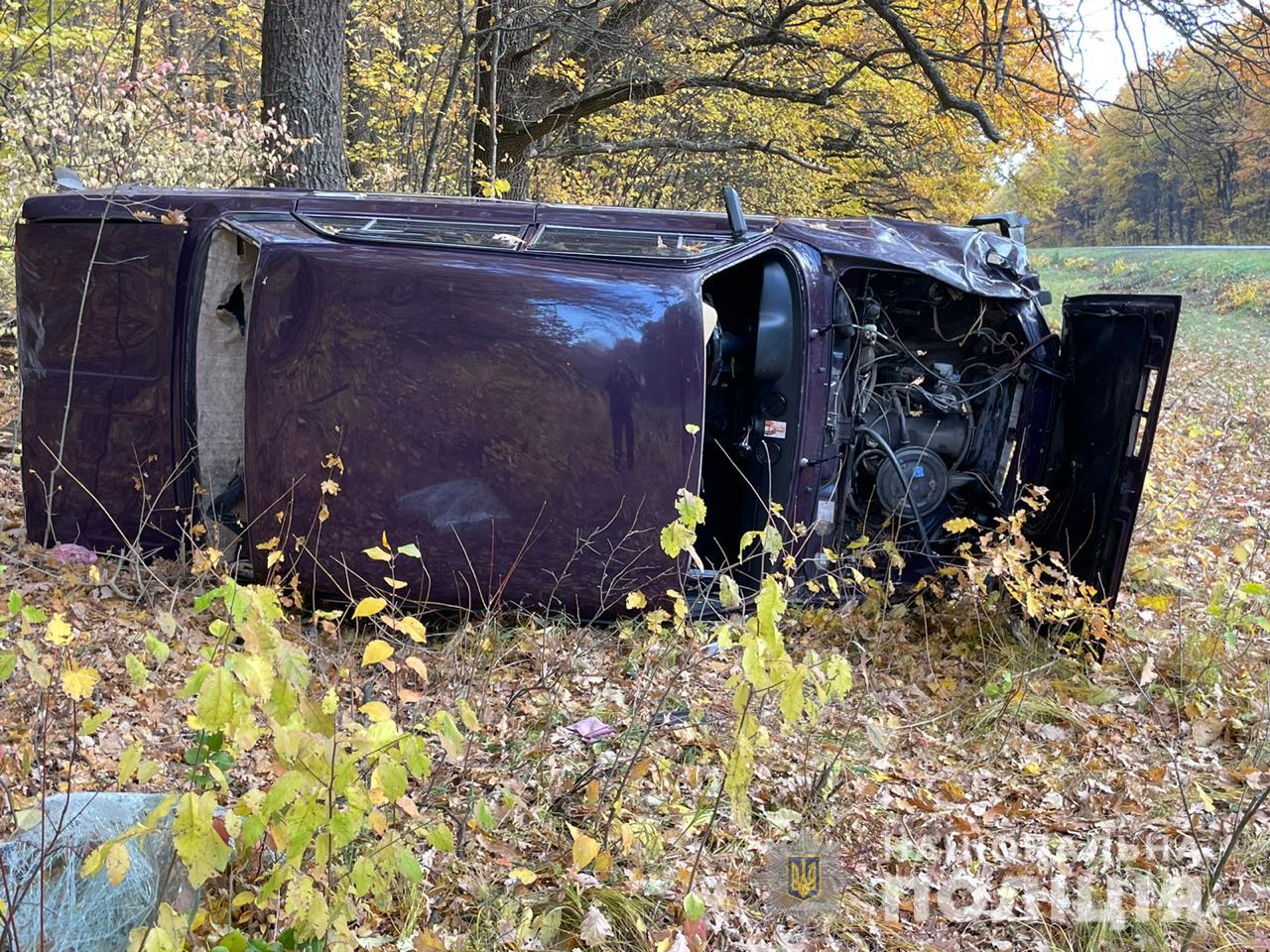 В Харьковской области ВАЗ вылетел в кювет. Водитель погиб на месте (фото)