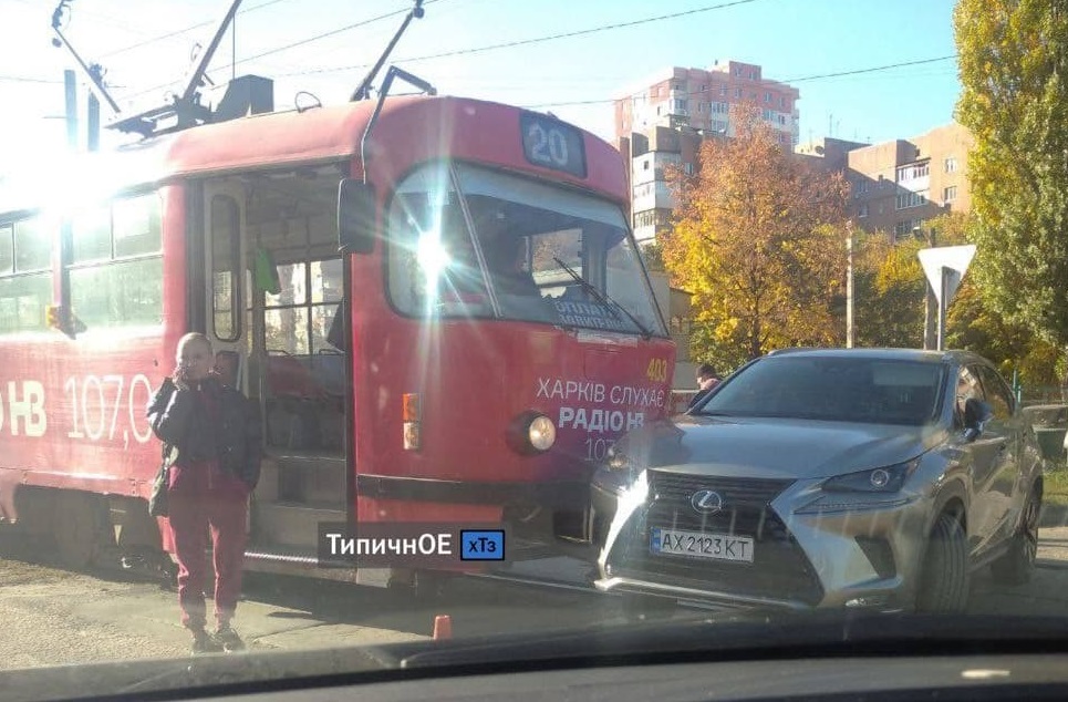 На Клочковской столкнулись трамвай и Lexus, движение трамваев заблокировано в обе стороны (видео)