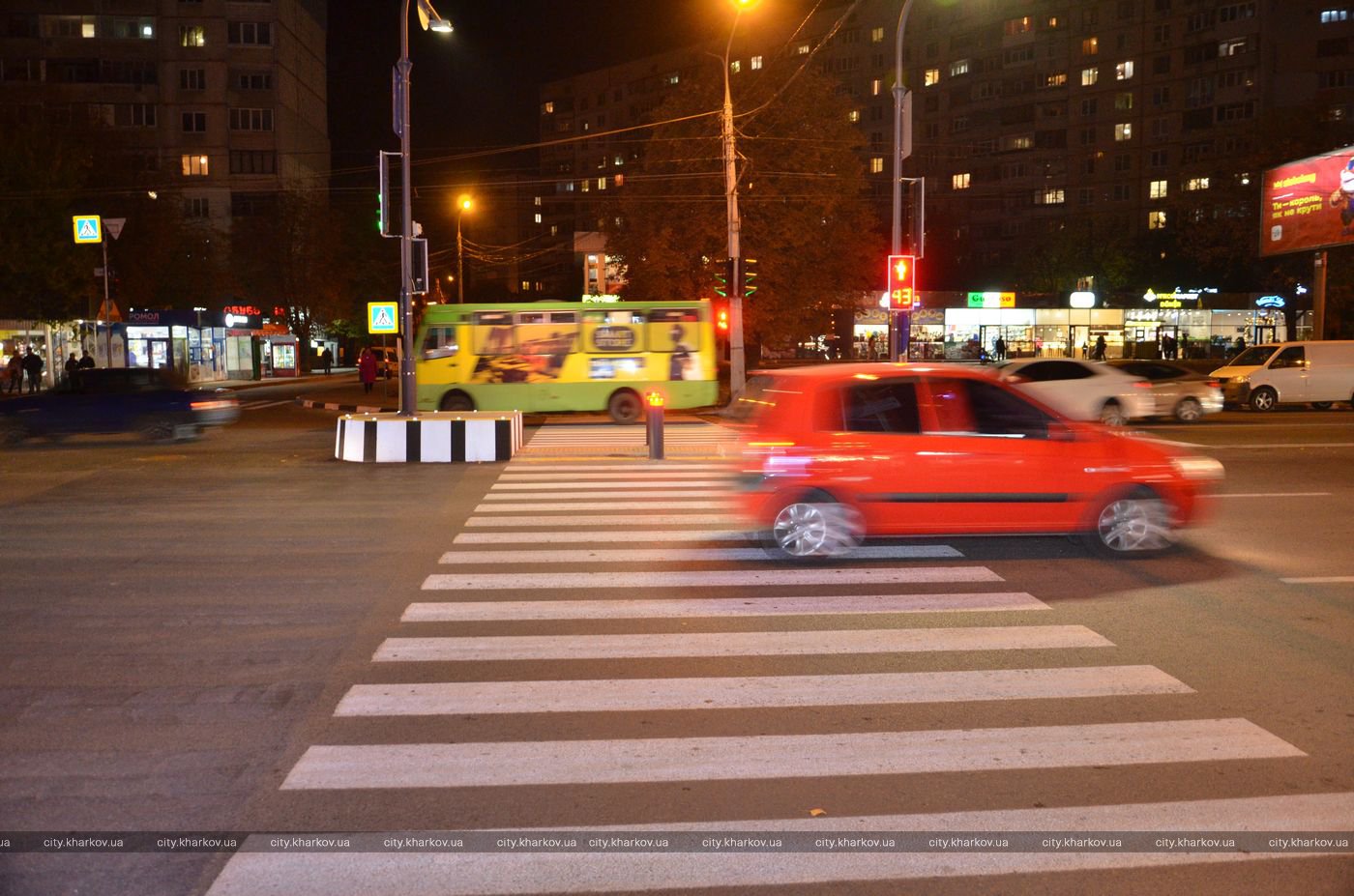Даже если влетит тяжелая машина, пешеходы останутся живы: на Алексеевке появился инновационный островок безопасности (фото)