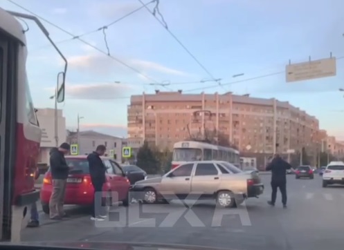 На Московском из-за ДТП остановились трамваи (видео)