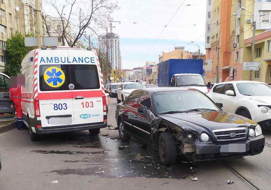 На Московском скорая выехала на встречку и врезалась в Skoda