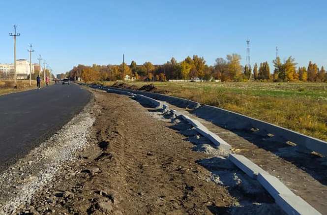 Разрушенные дорожки и разрисованные фасады: в Лозовой подростки устроили погромы