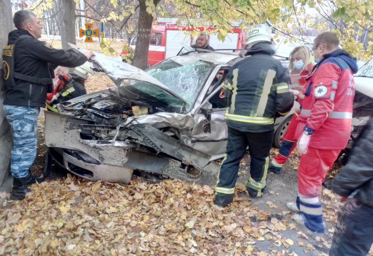 На Новых домах – авария, спасатели вырезали водителя из искореженной машины