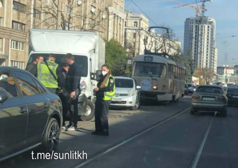 На Московском из-за ДТП трамваи остановились в обе стороны, собралась пробка