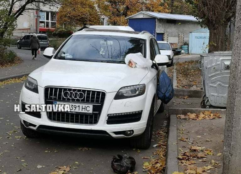 В Харькове "героя парковки" забросали мусором