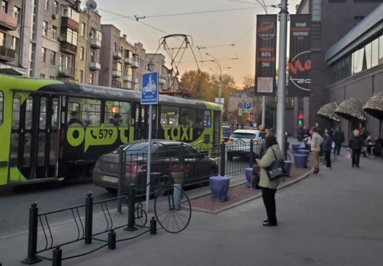 На Сумском рынке из-за припаркованной машины не смог проехать трамвай