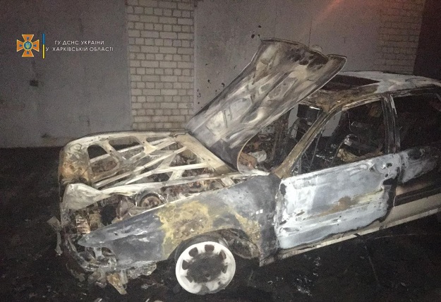 В гараже на Салтовке сгорел Mitsubishi