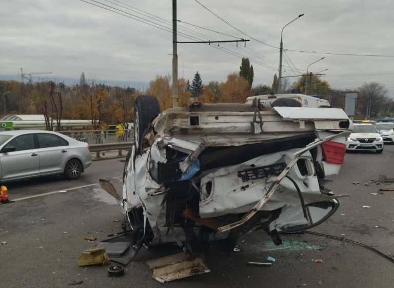 На Коммунальном мосту – авария, машина перевернулась на крышу