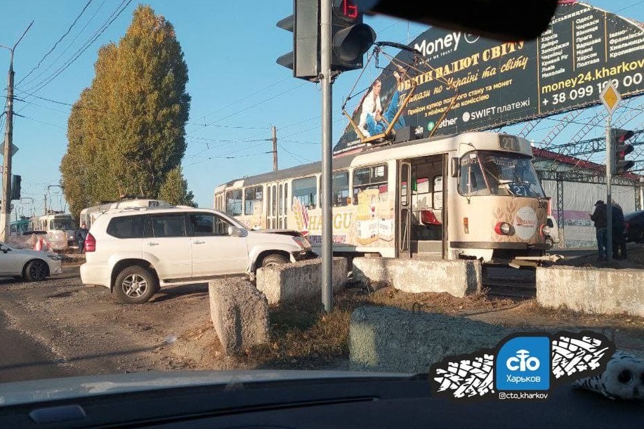 В районе метро "Барабашова" авария заблокировала движение трамваев (фото)