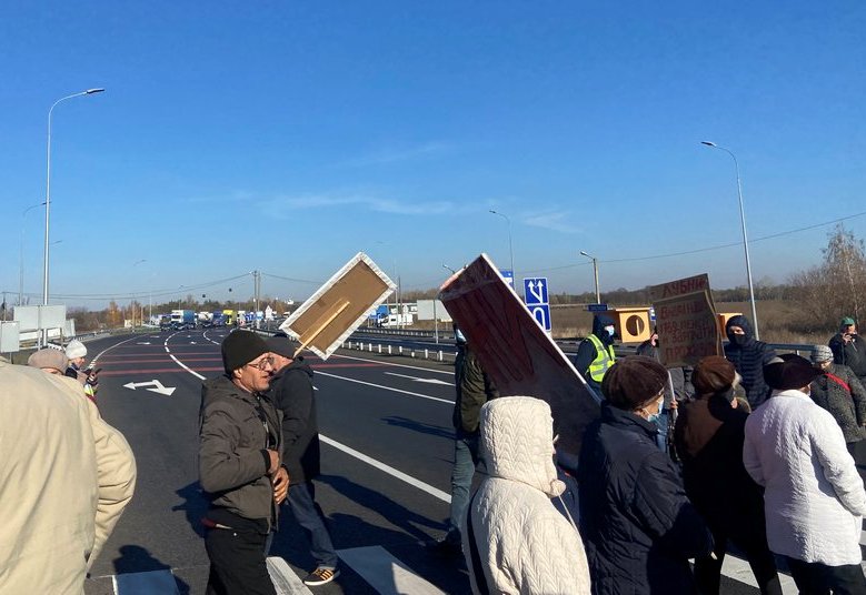 Трассу Харьков - Киев перекрыли протестующие