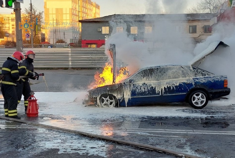 Посреди дороги под Харьковом вспыхнула машина